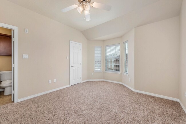 Building Photo - Pre-Leasing for FALL 2026- 1 Bedroom in Ga...