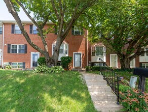 Building Photo - 27 Sylvan Park Ct