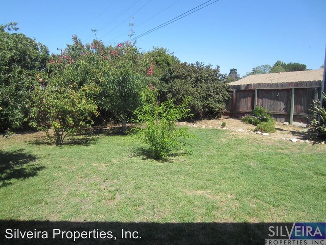 Building Photo - 565 Dahlia Pl