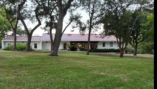 Foto del edificio - 909 Live Oak Ridge Rd