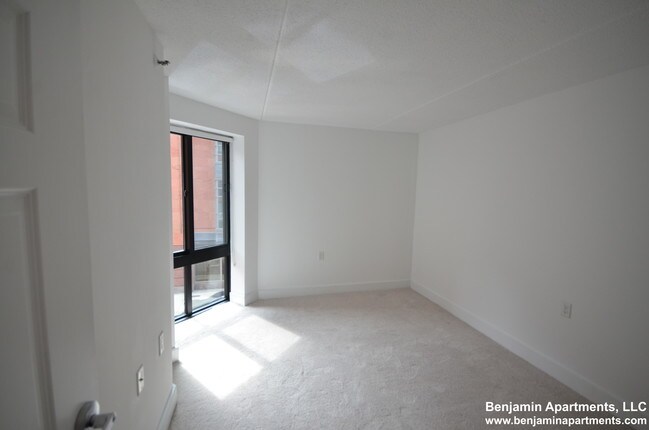 Building Photo - 28 Exeter St