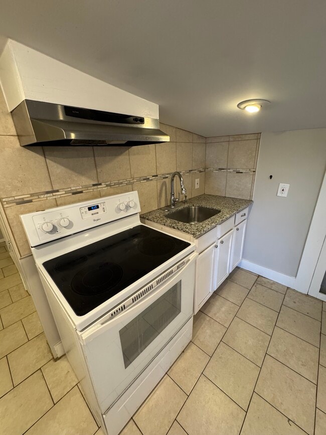 Building Photo - 464 3rd St