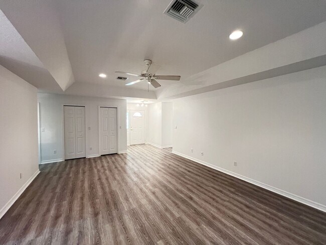 Foto del edificio - Beautifully Updated 3BR/2BA Home with Modern Finishes in Lake View Village - Lawncare included!
