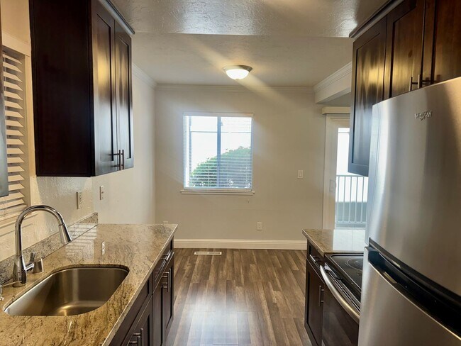Foto del edificio - Gorgeous Lower End Unit with Inside Laundry Available Now!