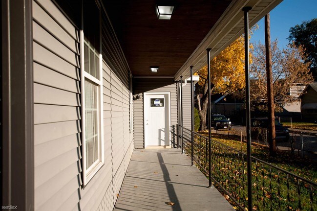 Building Photo - 1452 Woodlawn Ave