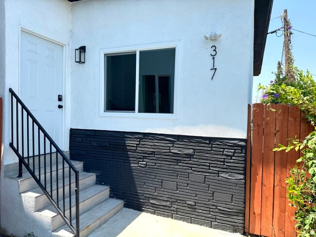 Building Photo - 317 N Alvarado St