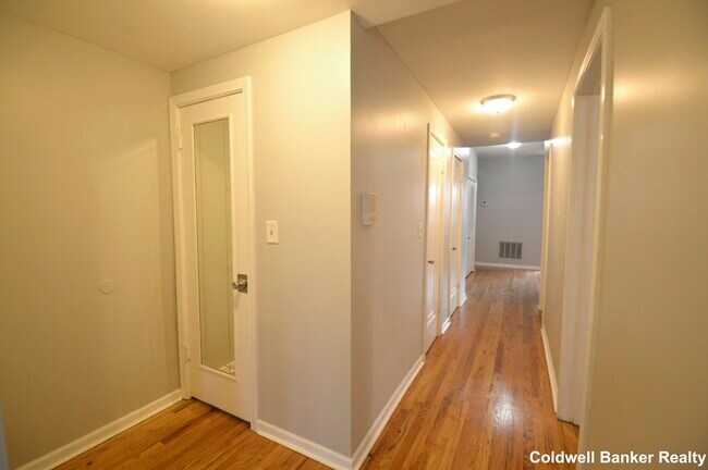 Foto del edificio - 2510 N Harding Ave