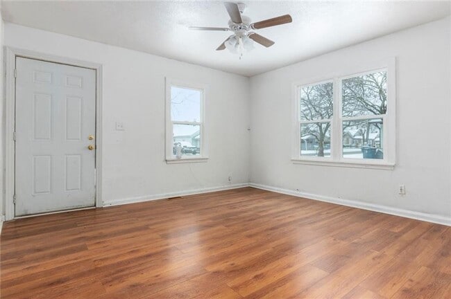 Building Photo - Nice Two Bedroom Home Located Near Lynhurs...