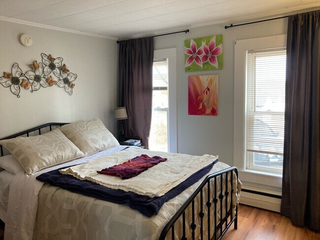 Dormitorio 1 - 218 Main St