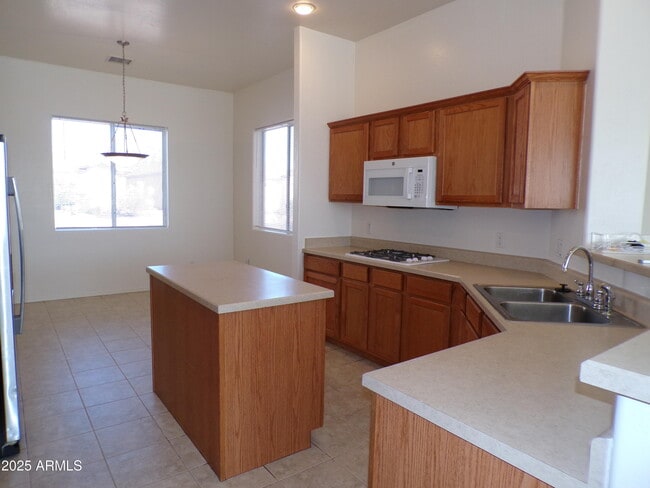 Foto del edificio - 4995 E Somerset Dr