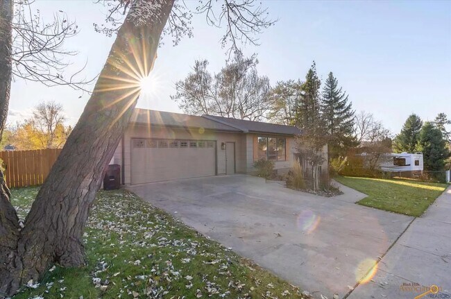Building Photo - 2713 Country Club Dr