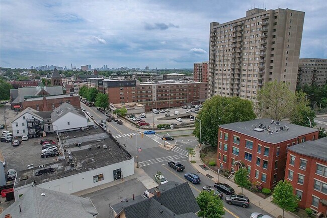 Building Photo - 550 Main St