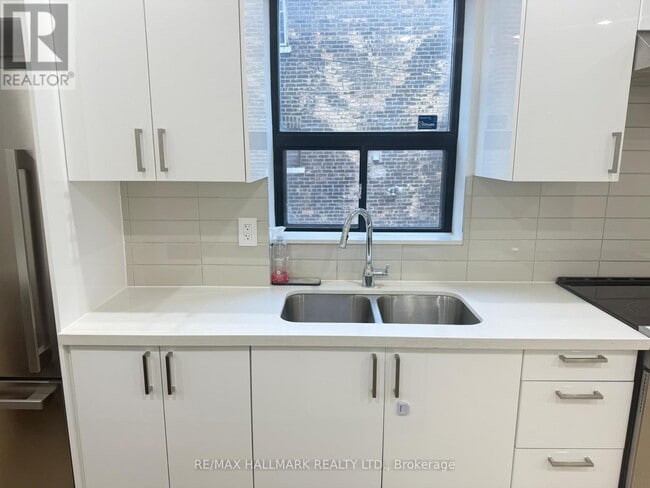 Building Photo - 285 Bain Ave