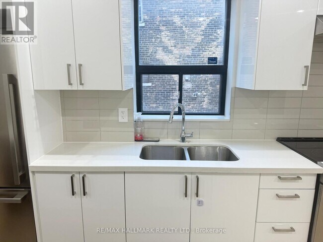 Photo du bâtiment - 285 Bain Ave
