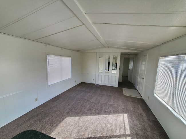 Building Photo - Cozy 2 Bed 2 bath in farm setting