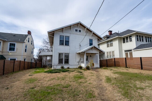 Foto del edificio - Gorgeous 3 Bed 2 Bath In Quiet Neighborhood