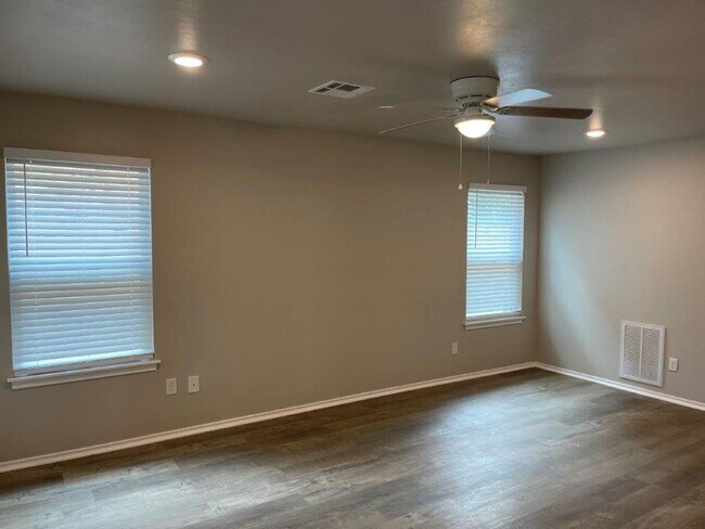 Building Photo - 3 bed 2 bath town home in Putnam City Scho...
