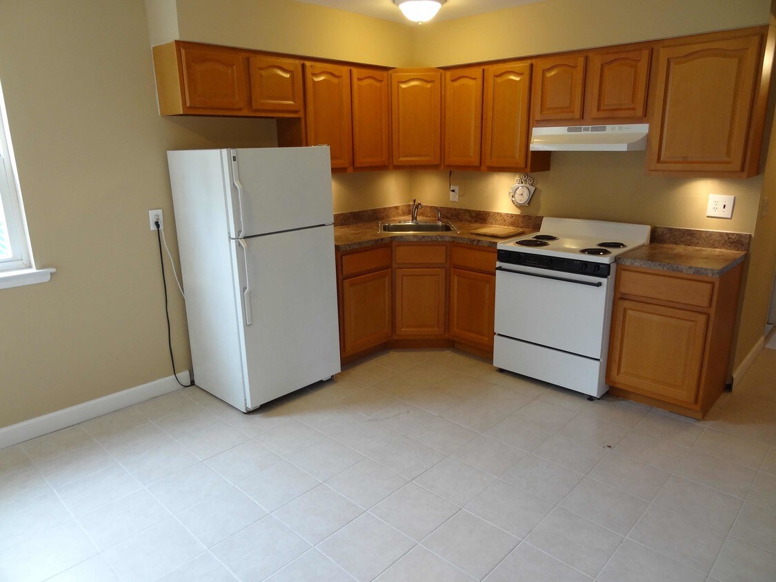 Spacious Eat-in Kitchen - 1610 Richmond Rd