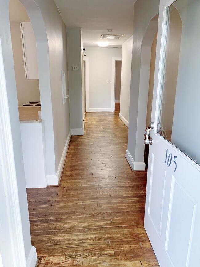 Building Photo - 3 Bedrooms 2 Full Bathrooms with fenced in...