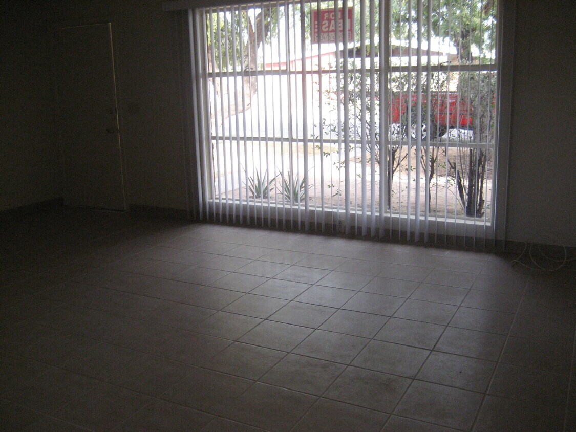 Primary Photo - 3779 N Tuttle Ave