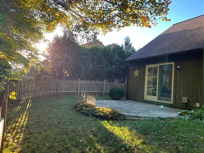 Patio trasero cercado y ajardinado - 250 Thimbleberry Rd