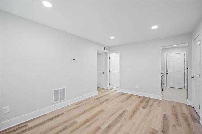 Building Photo - 1060 Oak St SW