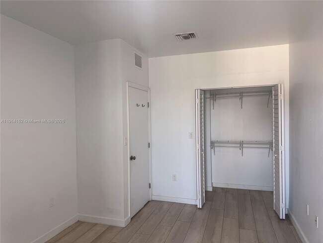 Foto del edificio - 900 SW 43rd Ave