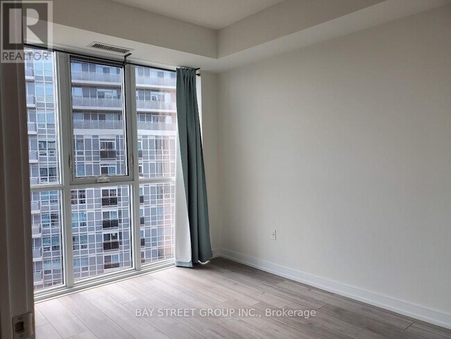 Photo du bâtiment - 225 Village Green Square