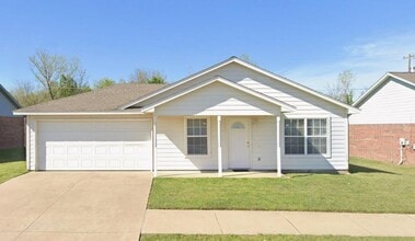 Building Photo - 2208 Wewoka St