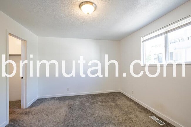 Foto del edificio - 4823 S. Naniloa Dr.