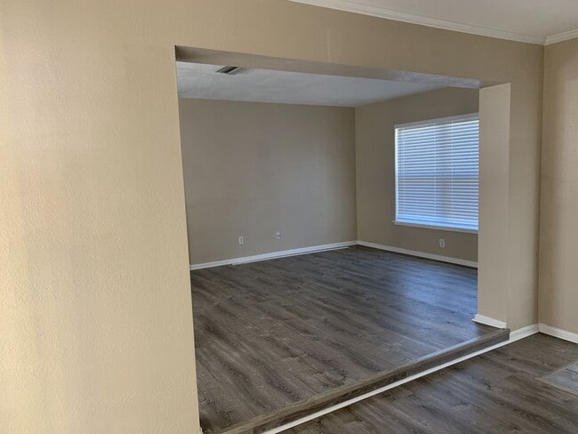 Building Photo - 3 Bed 1 Bath Home with fenced yard in quie...