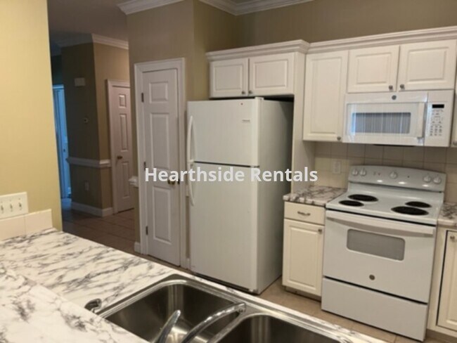 Foto del edificio - **4 Bedroom 3 Bath Duplex with Bonus Room ...