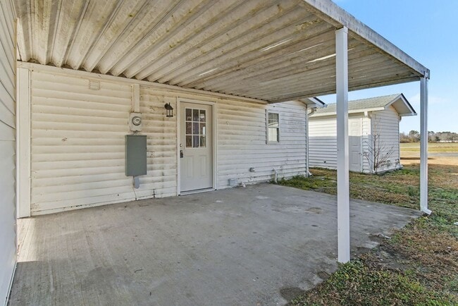 Building Photo - Completely remodeled 3 br 1 bath located in Evergreen NC east commute to Lumberton, Whiteville, E...