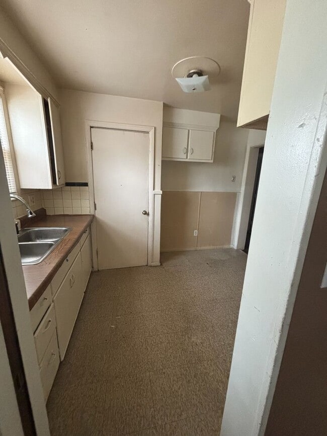 Building Photo - Charming 3-bedroom located on Detroit's West side!