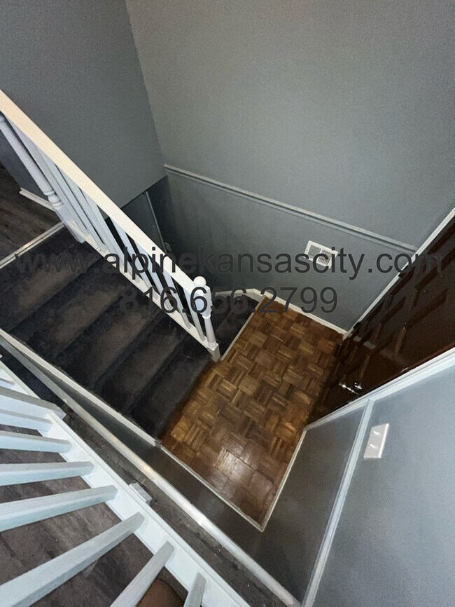 Building Photo - Updated Independence Split Level