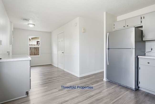 Building Photo - 1107 Larch Ln