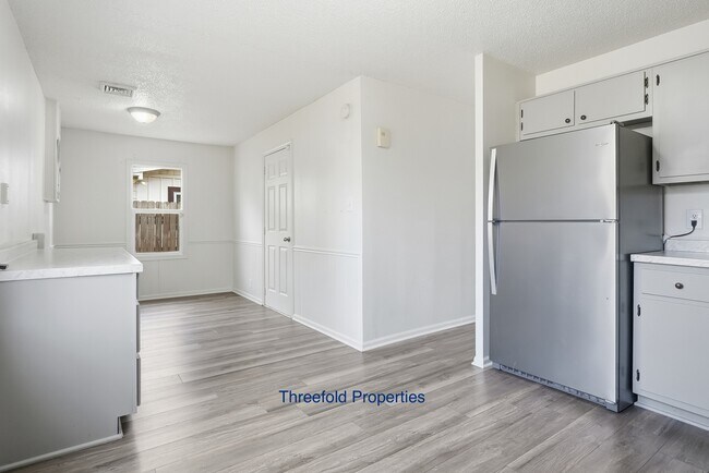 Foto del edificio - 1107 Larch Ln