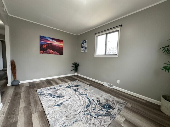 Foto del edificio - Spacious 2 bed, 1 bath home for rent in NE Waterloo available IMMEDIATELY .