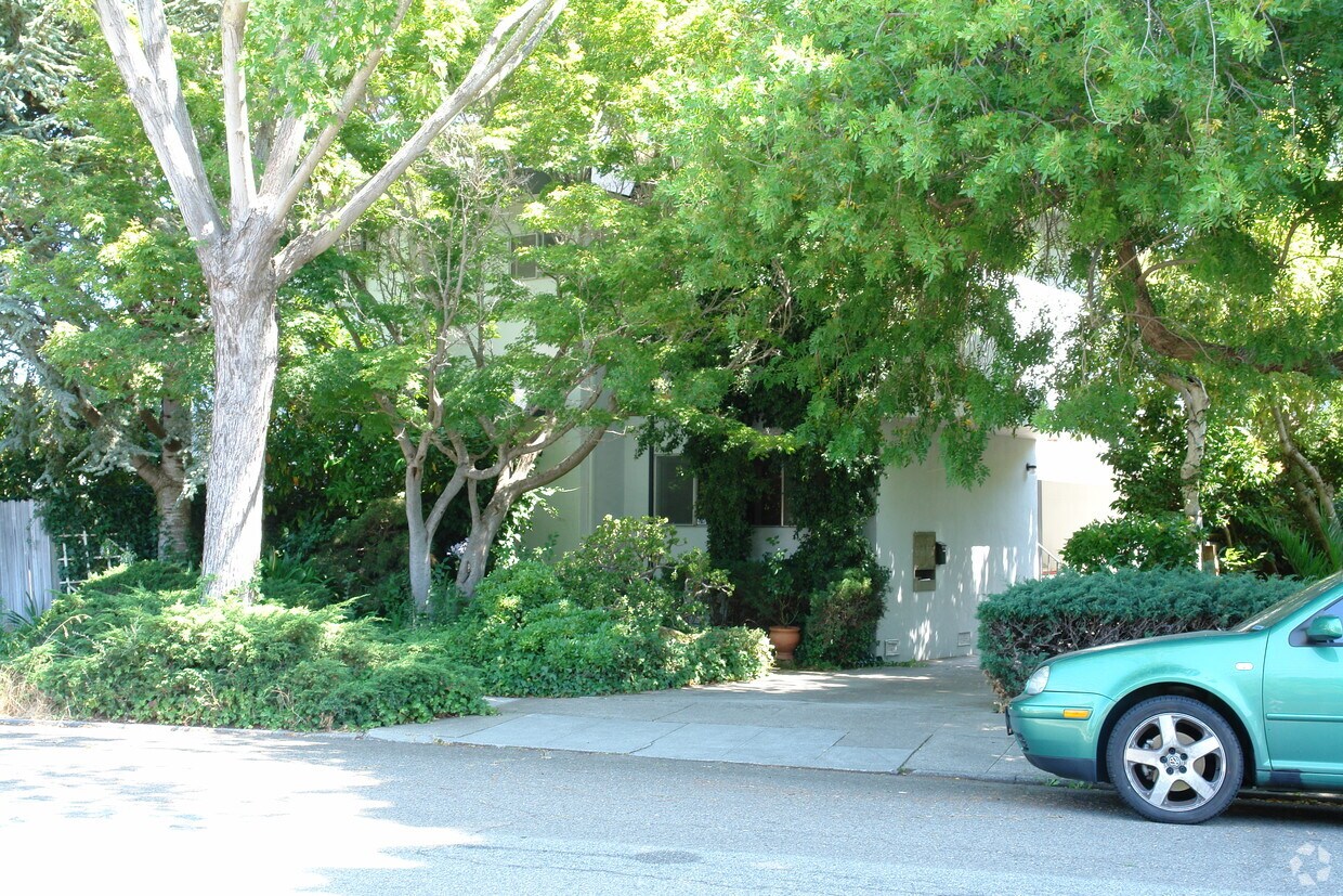 Primary Photo - 820 Highland