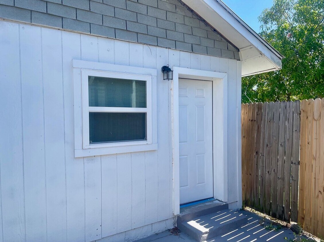 Foto principal - Available Now! 2Bed/1Bath