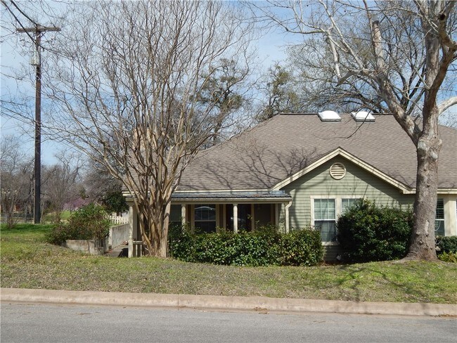 Foto del edificio - 511 S Elm St