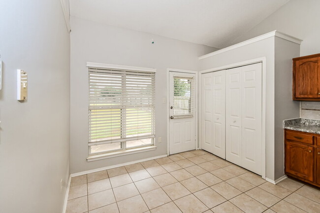 Foto del edificio - 6314 Oak Run Dr E