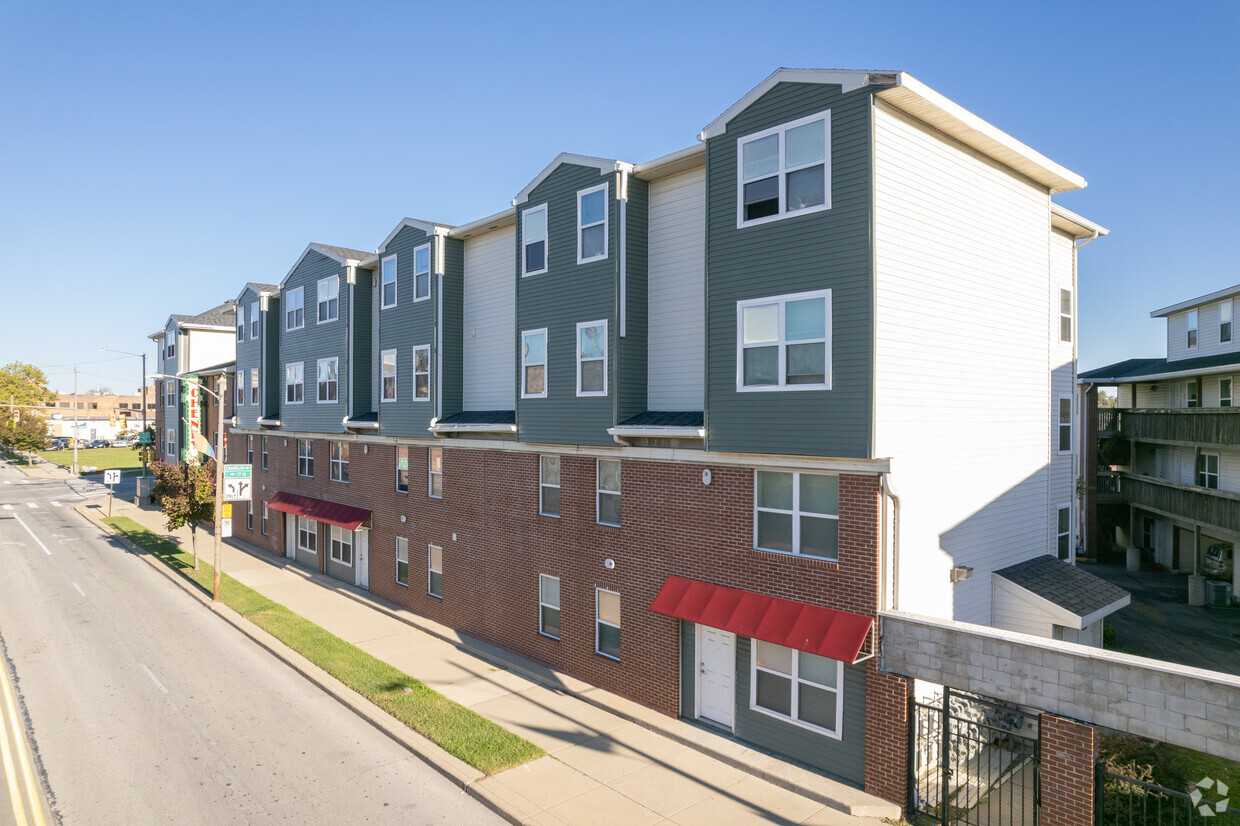 Foto principal - New Channey Flats Town Homes