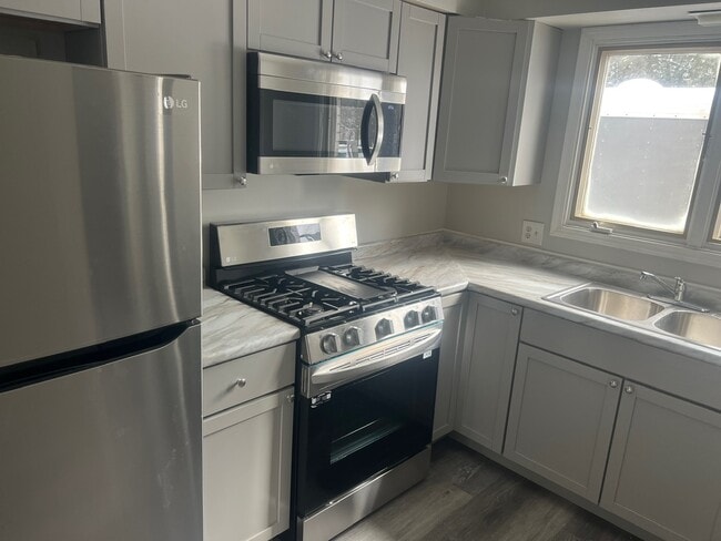 Building Photo - 2867 Thackeray Ave NW
