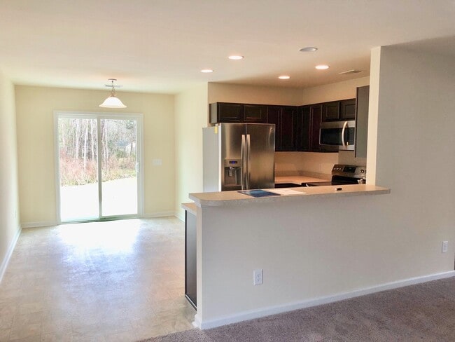 Building Photo - 3 Bedroom 2 Bath House in Lakes of Summerv...