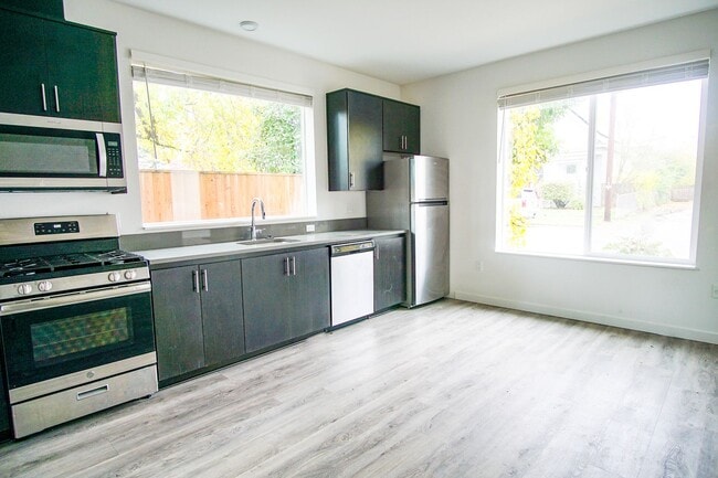 Building Photo - Rare 3 Bed, 2 Bath Townhouse Ready Late Se...