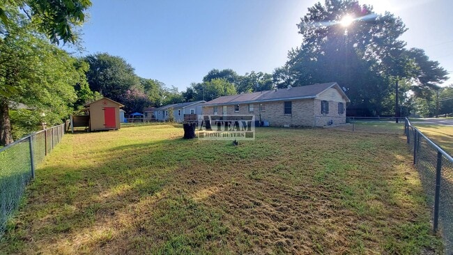 Building Photo - Updated 3 Bedroom 2 Bath Brick House in Tr...