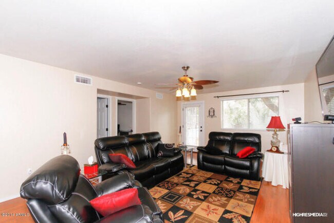 Foto del edificio - Desirable Chandler location near the Chand...