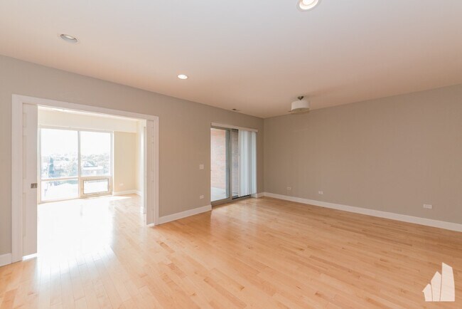 Foto del edificio - 1655 N Western Ave