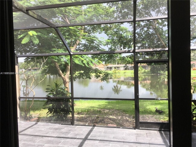 Foto del edificio - 10951 N Lakeview Dr